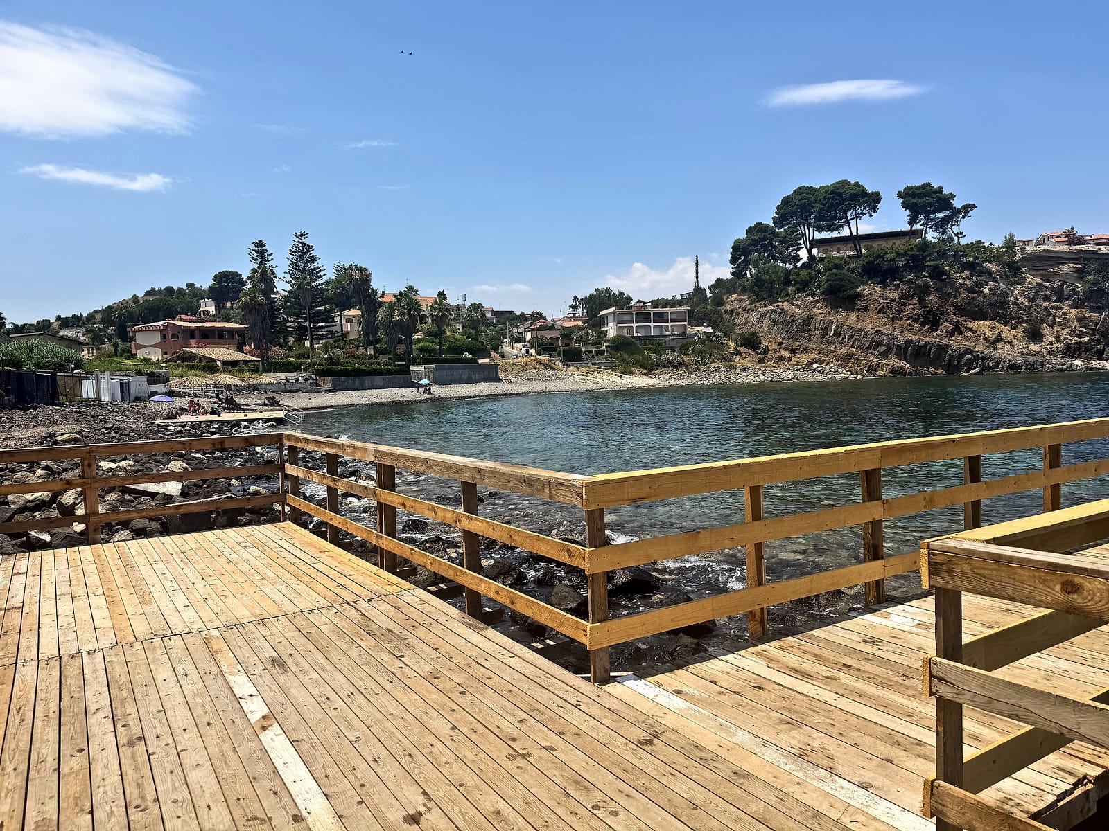 Solarium in legno e spiaggia nella Baia del Gambero